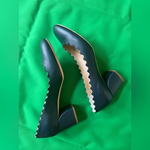 Chloe Pumps with Scalloped Edge 100% Leather Navy Size 7 - Picture 3 of 15